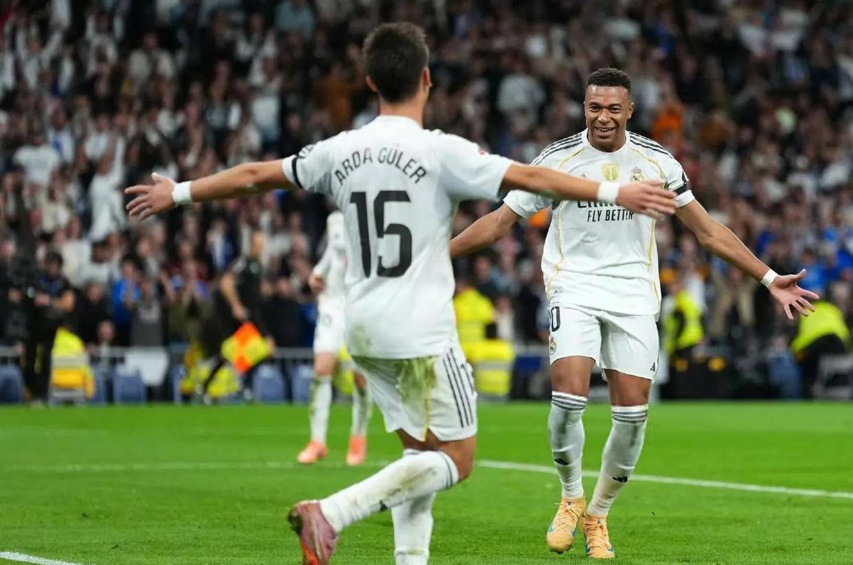 包含皇马客场不敌瓦伦西亚，遗憾失分暂居榜首的词条