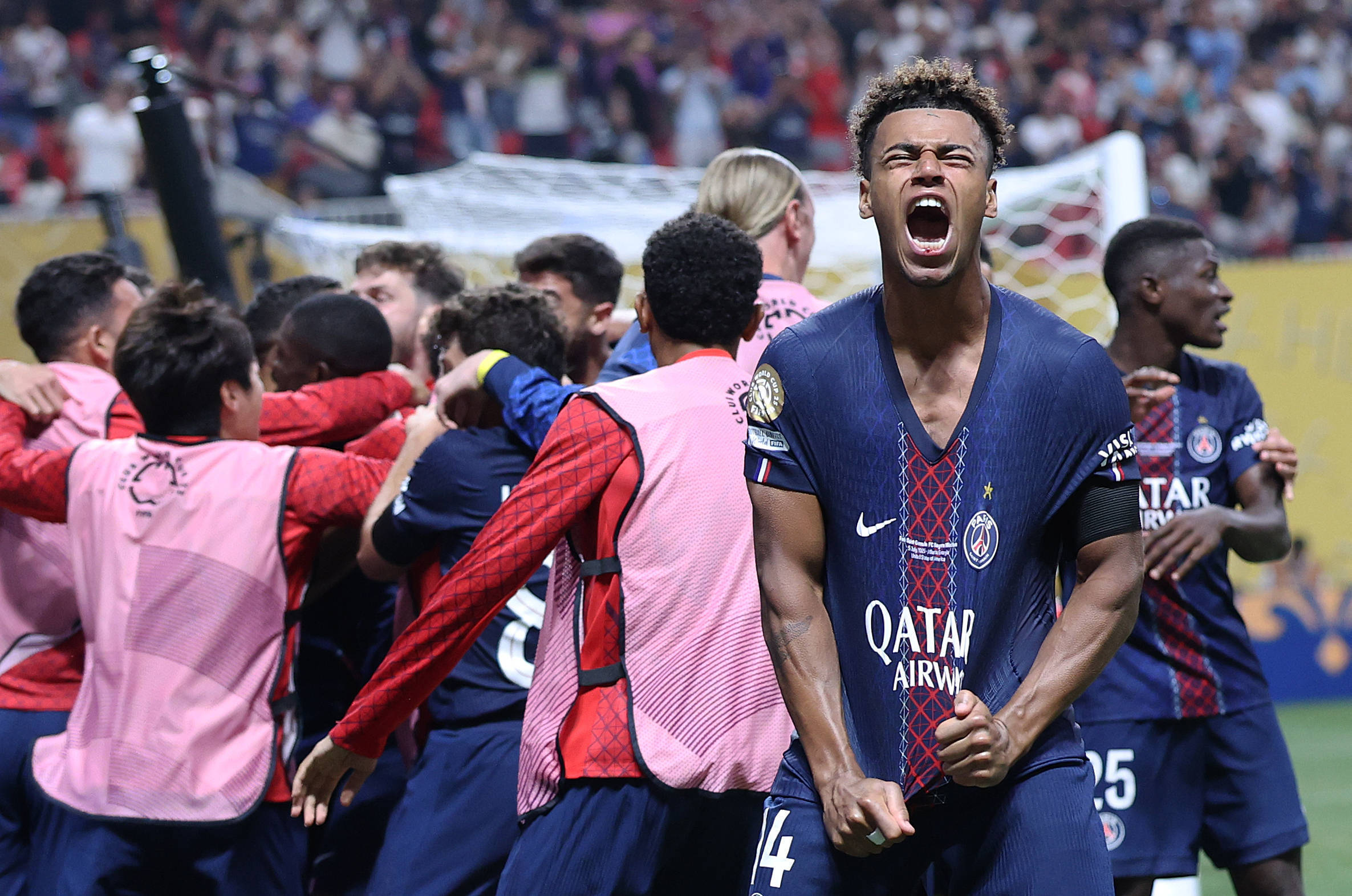 包含摩纳哥在对阵南特的比赛中取得胜利，继续领跑法甲的词条