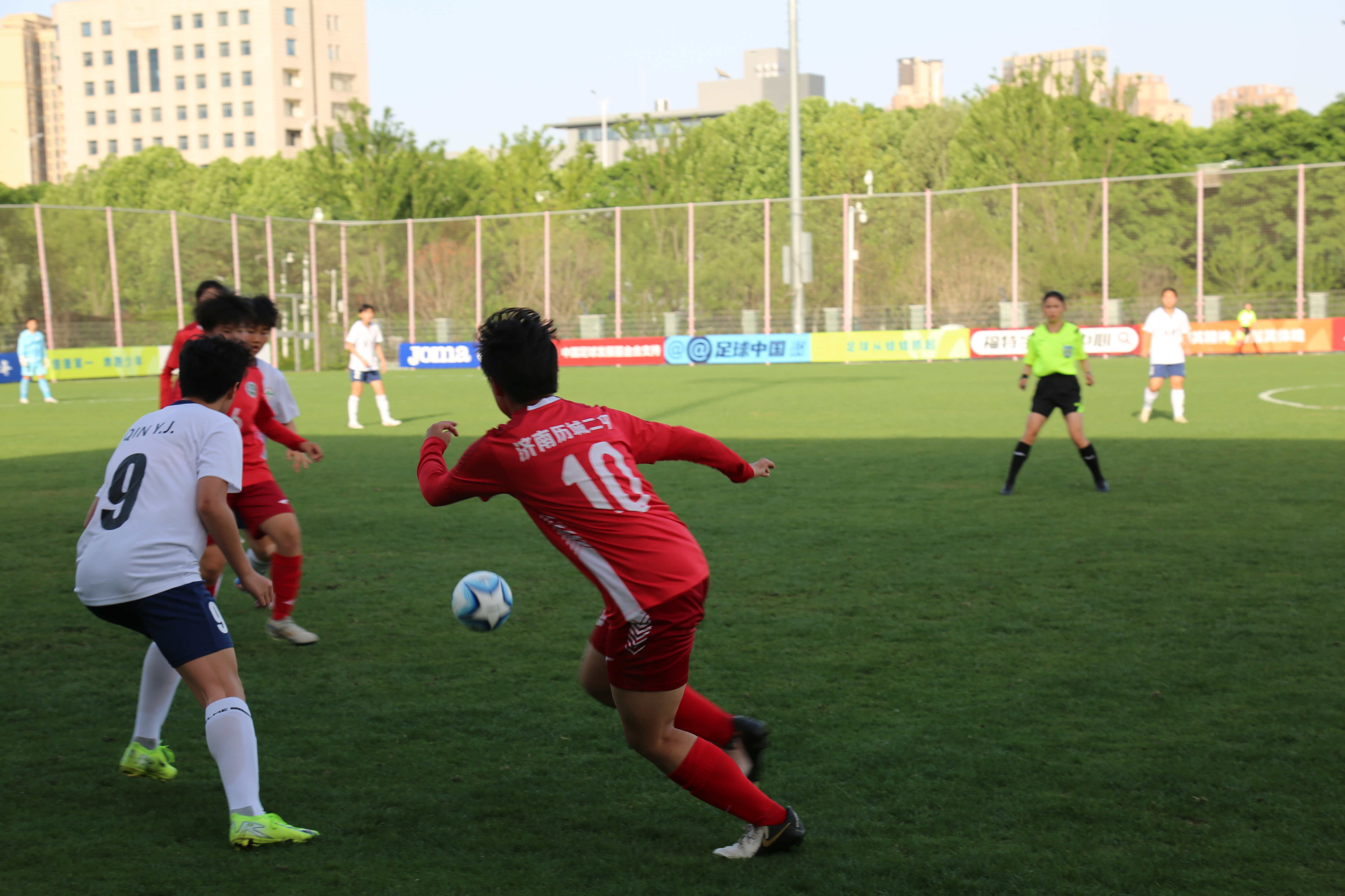 足球比赛中的最新结果和精彩瞬间