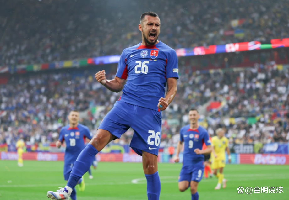斯洛伐克队在比赛中力克对手，实现逆袭夺冠
