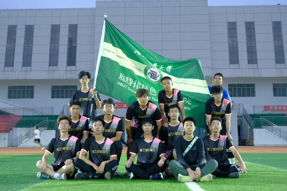 足球联赛爆点：北美球队斗志昂扬在场上拼搏！的简单介绍