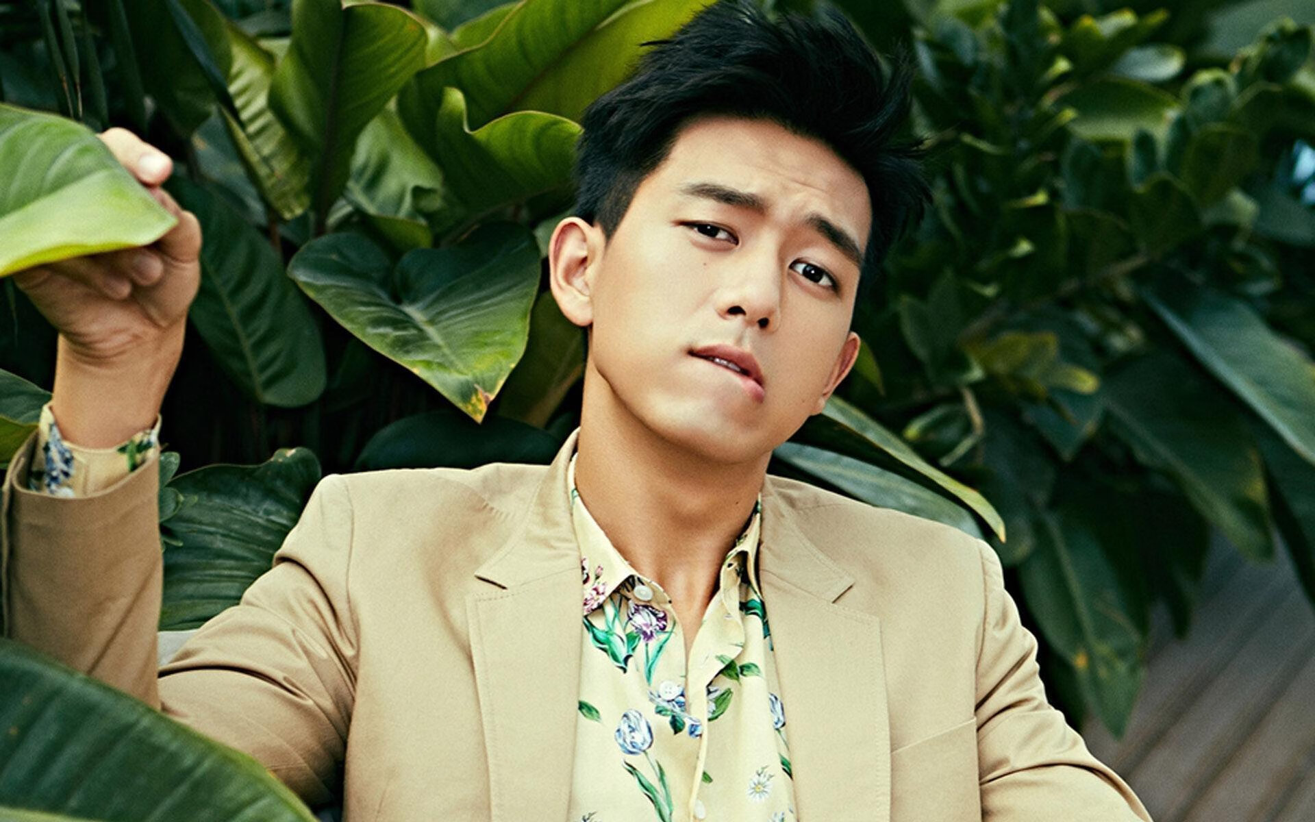 欧冠淘汰赛之夜，詹姆斯完成里程碑，一场跨越时空的体育盛宴